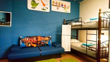 Кровать в общем 6-местном номере для мужчин и женщин в  Flatcom Hostel
